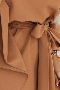 vestido de cerimónia cor caramelo com efeito borboleta BeStylish 