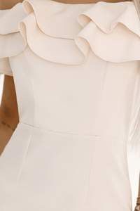 vestido de cerimónia médio bege com folhos BeStylish 
