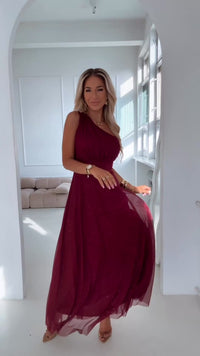 Vestido de gala comprido bordeaux com brilho e com ombro à mostra BeStylish 